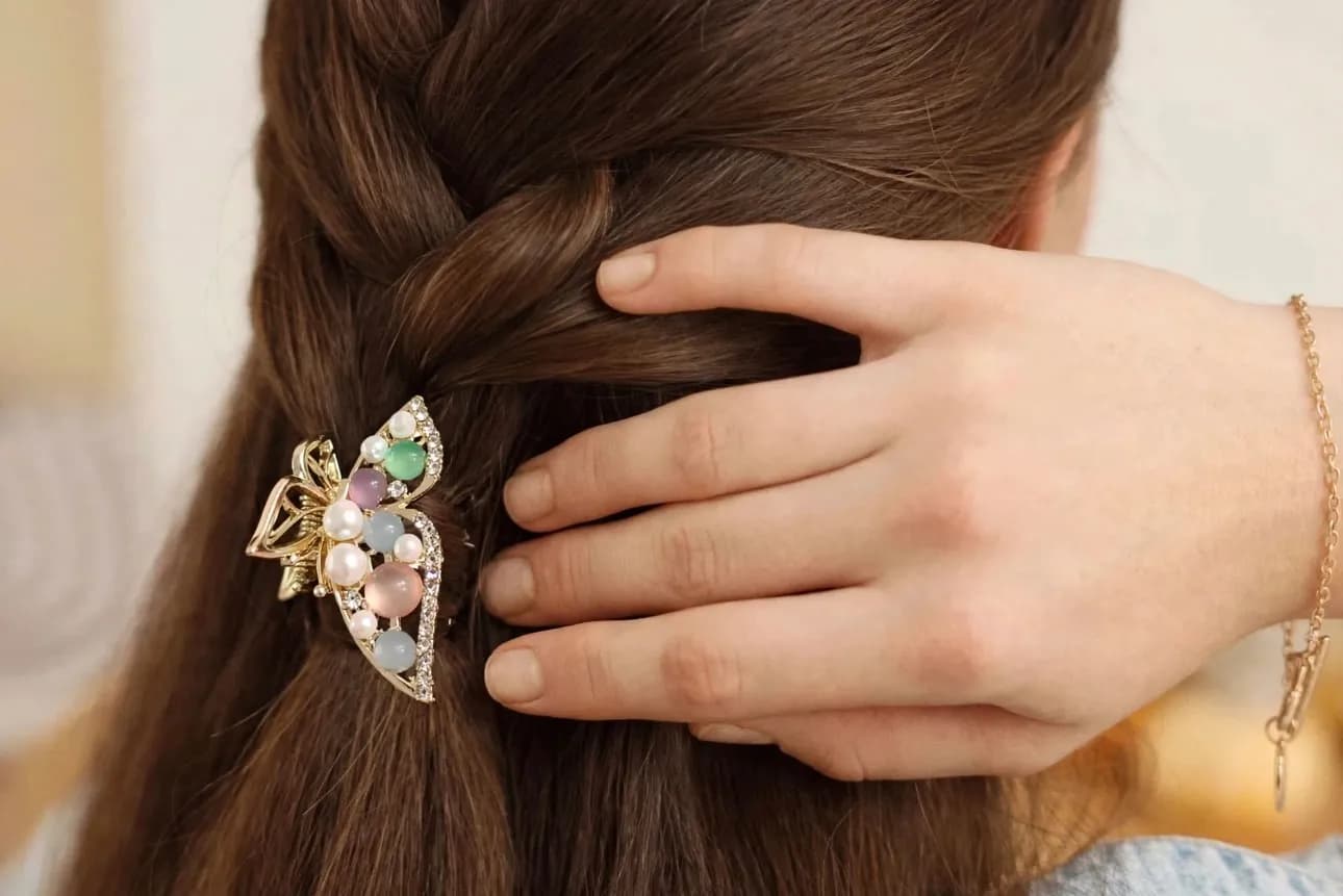 Butterfly clutcher